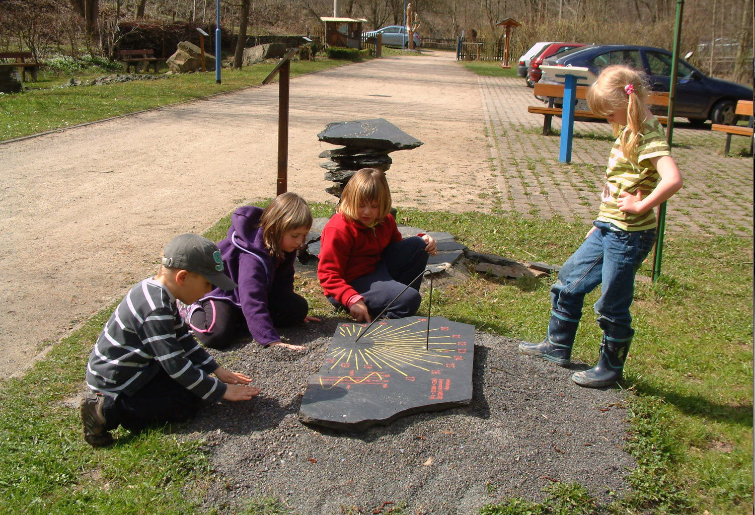 Schieferbrunnen und Sonnenuhr